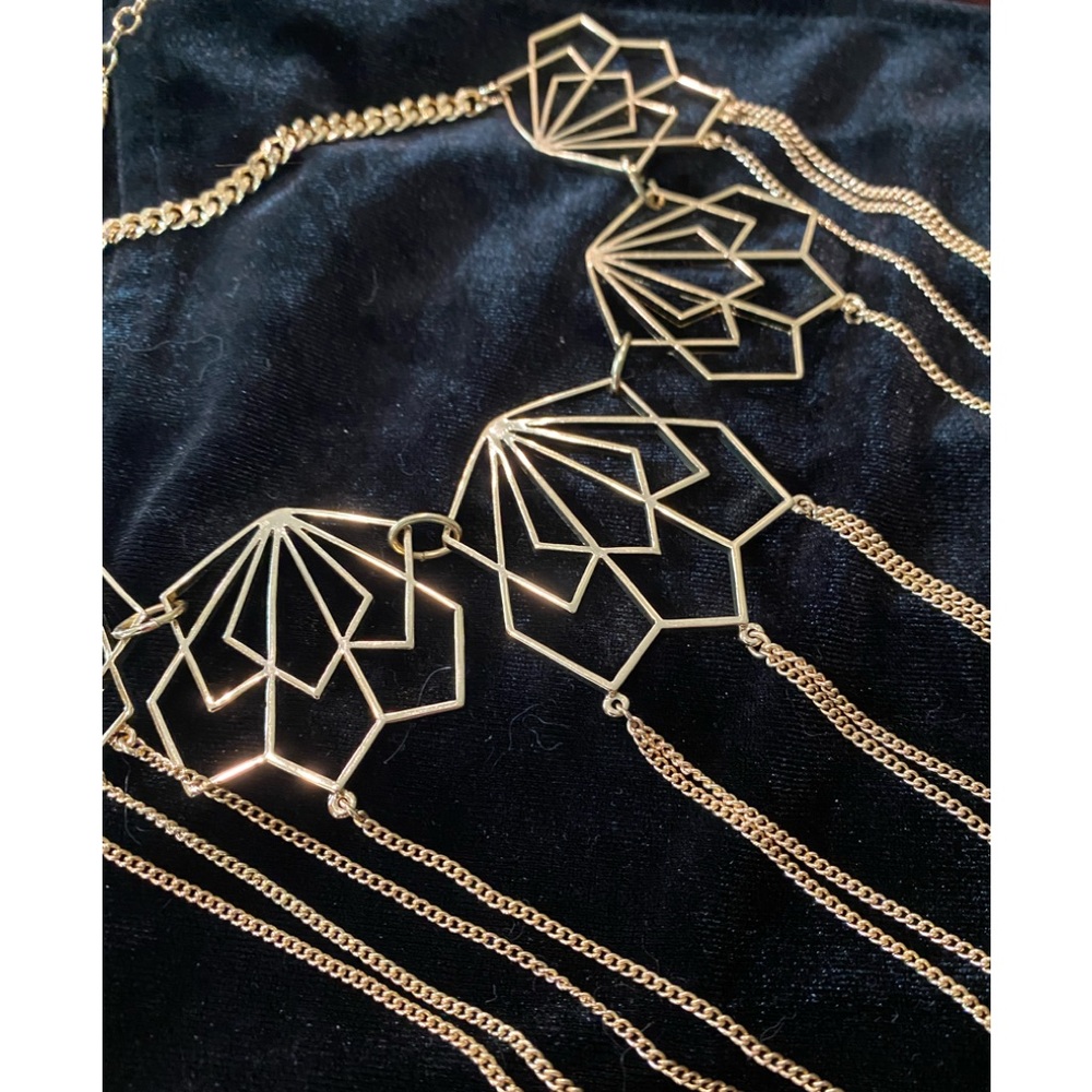 Stunning gold modern necklace